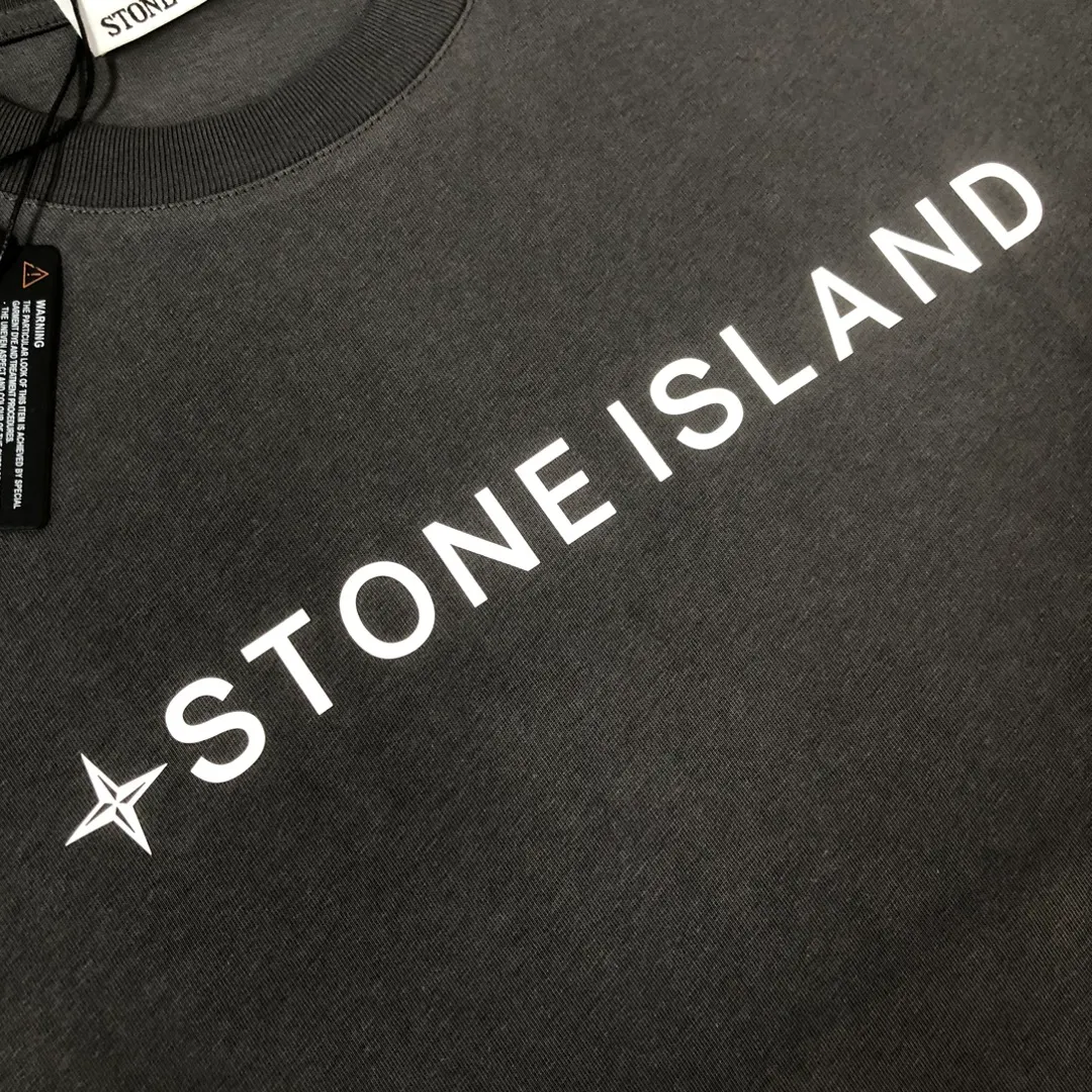 P180 Stone Island 2025 latest T-shirt, couple style ~ original order, fashionable and casual short T-shirt, three-dimensional logo letter logo silicone printing technology on the chest! Specially supplied with customized cotton fabrics ~ Cotton T-shirts ~ Pre-washed to prevent deformation and shrinkage, making the upper body more comfortable and breathable ~ All available from stock ~ Unique design style, trendy must-have item, complete with three standards 👍 Color: black/white/dark gray/brown Size: S M L XL (larger version, please indicate your height and weight when placing an order)